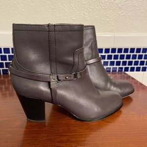 Vince Camuto gray ankle boot - Size 7.5